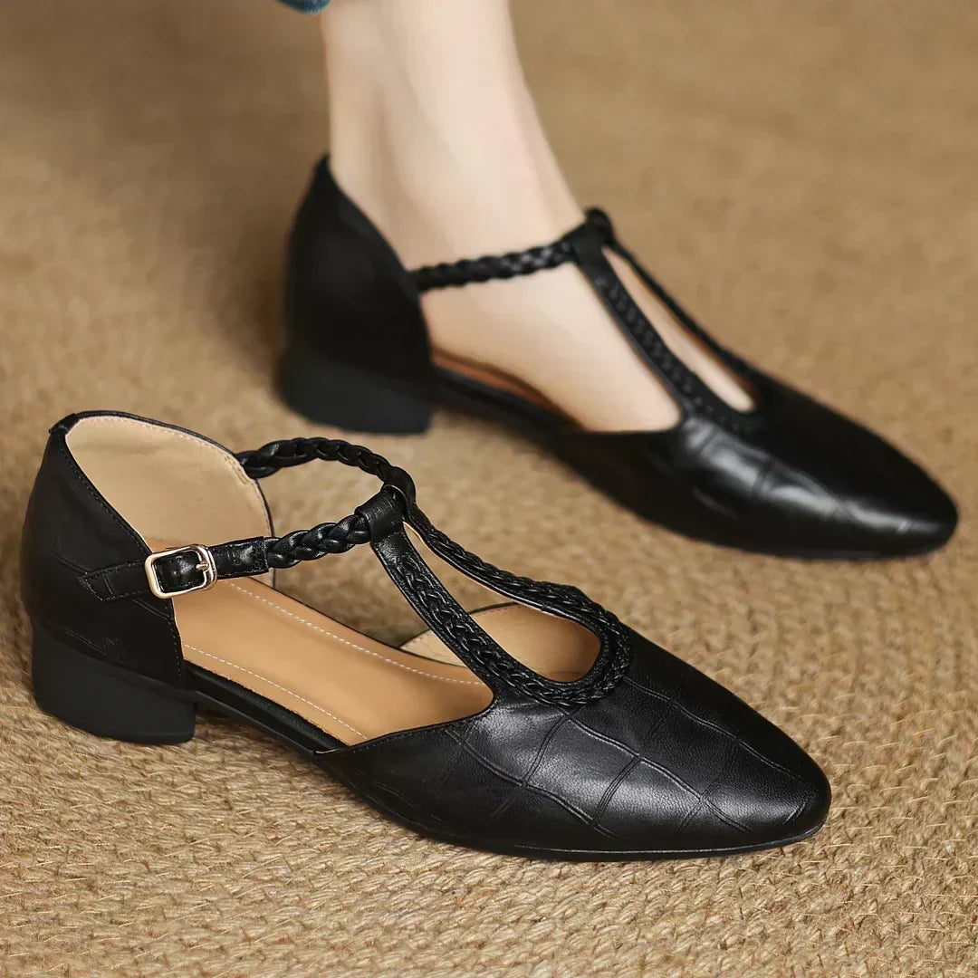 Greta - Klassieke leren schoenen met T-band en gevlochten detail