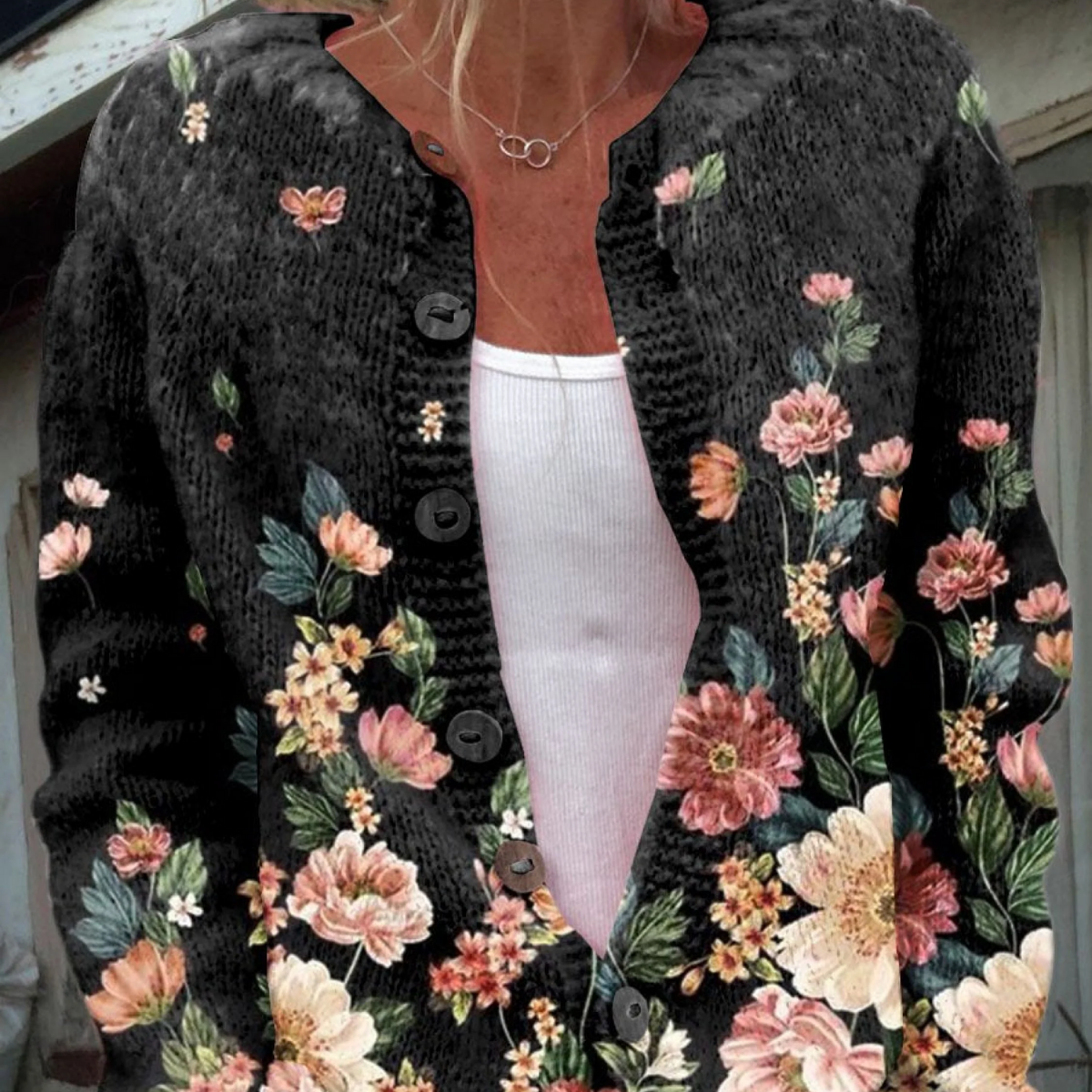 Karin - Zwart vest met bloemenpatroon