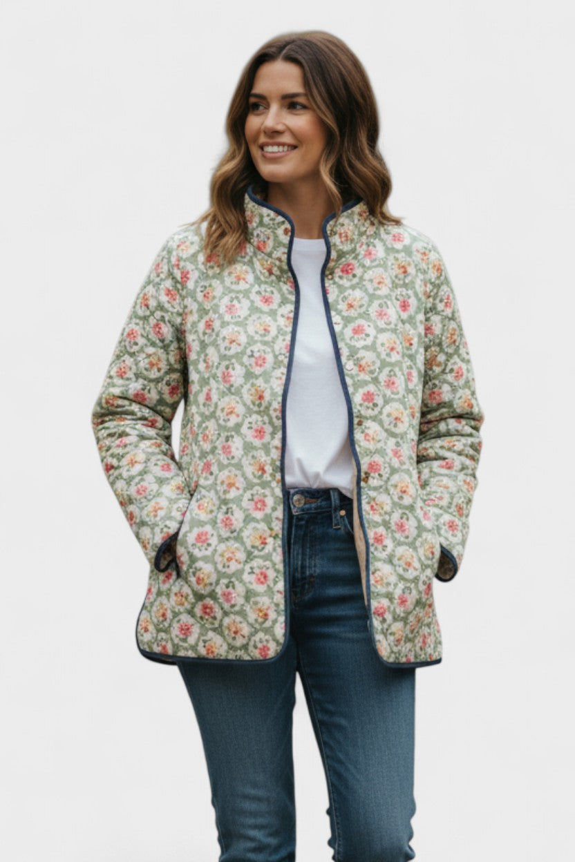 Maja - Mintgroene gewatteerde jas met fijn rozenpatroon