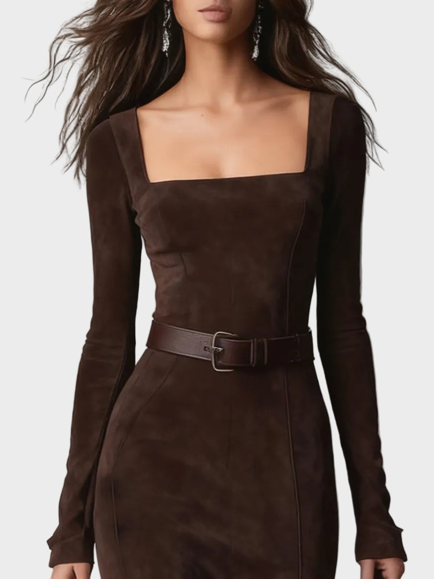 Riet - Elegante maxi-jurk van donkerbruin imitatieleer met vierkante hals