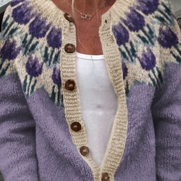 Rosemarie - Gebreid vest met bloemenpatroon op de pas