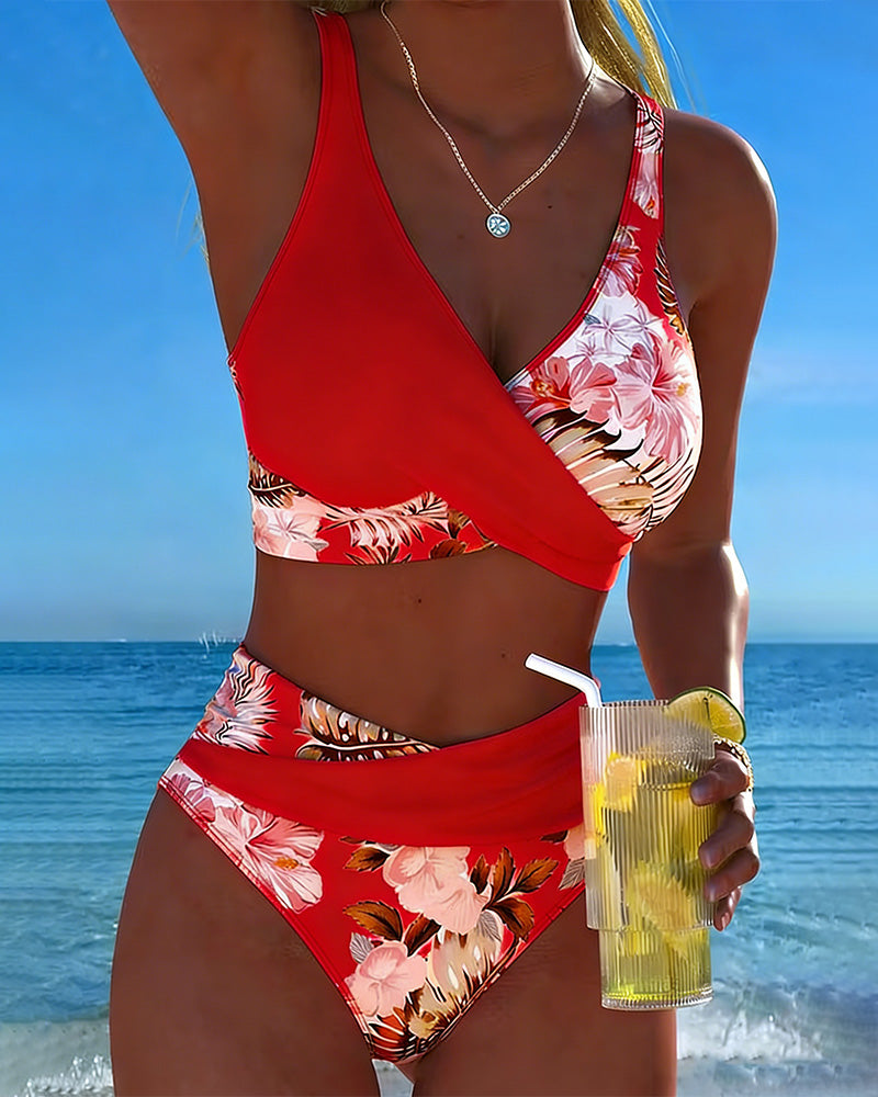 Ylva - Bikini met contrasterend bloemenpatroon en split