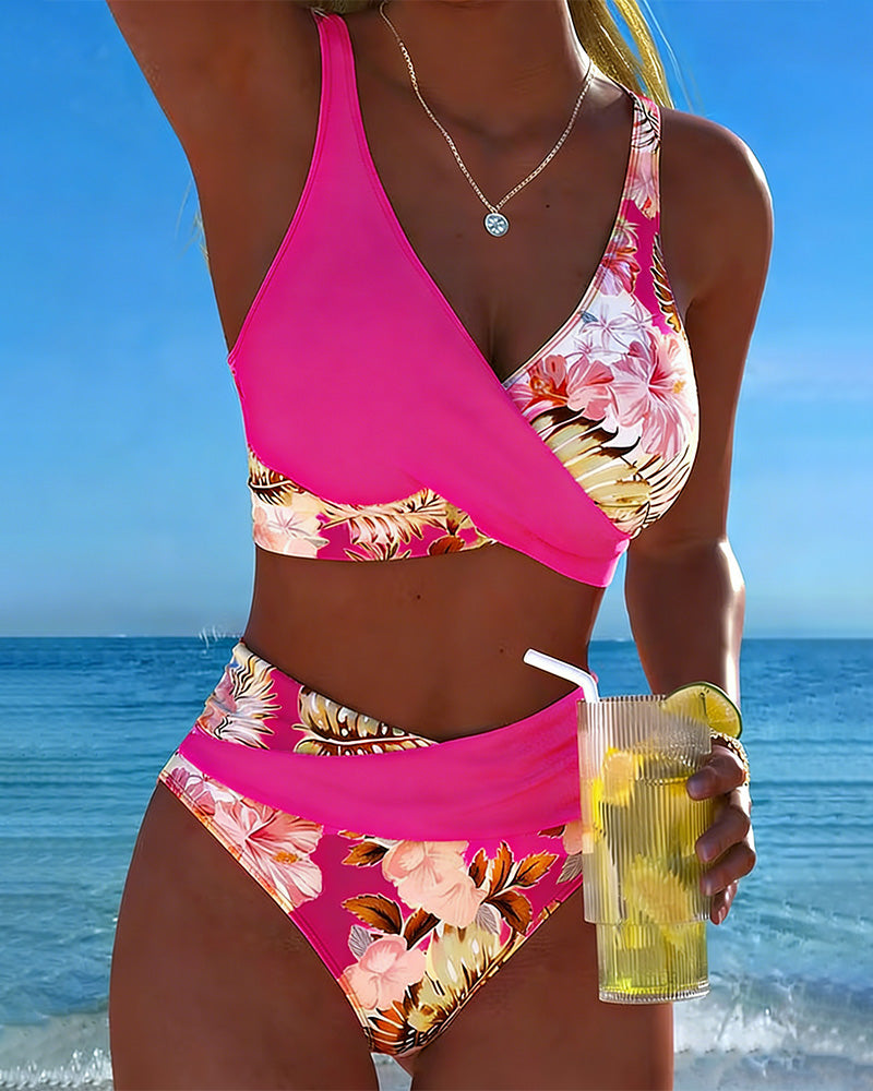 Ylva - Bikini met contrasterend bloemenpatroon en split