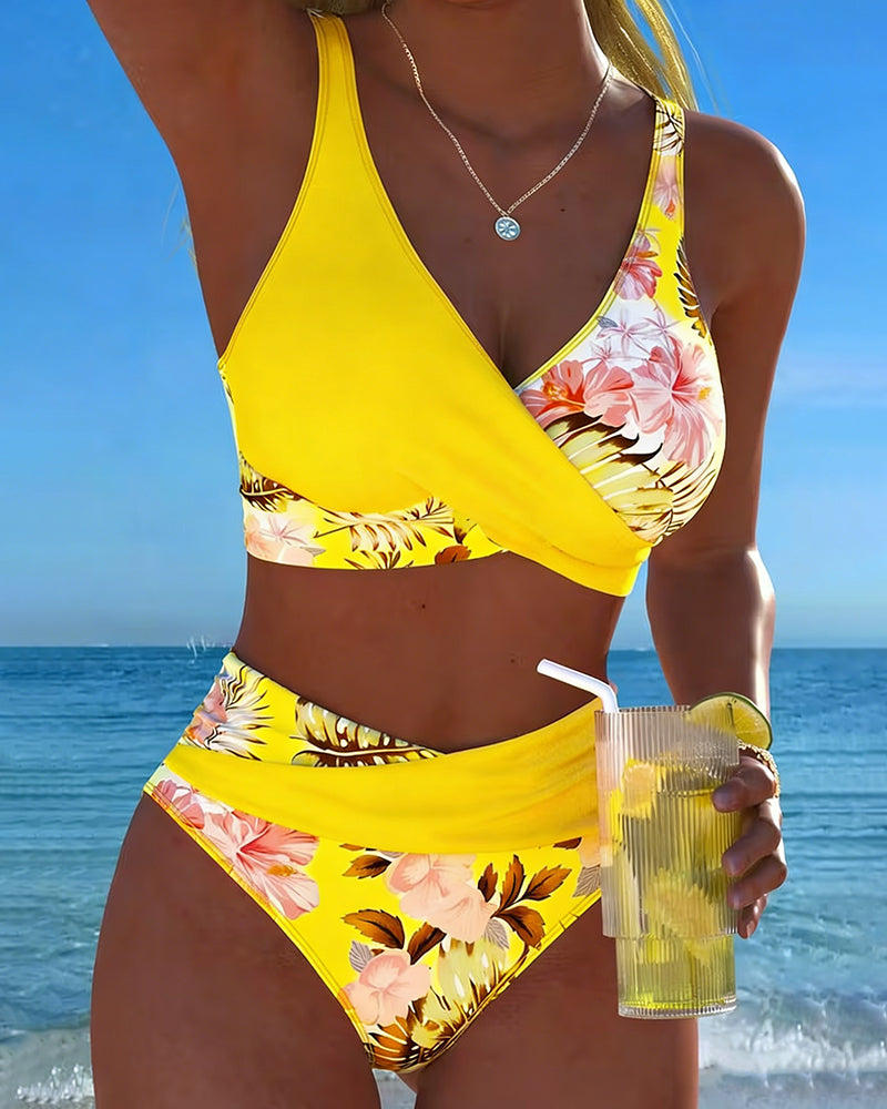 Ylva - Bikini met contrasterend bloemenpatroon en split