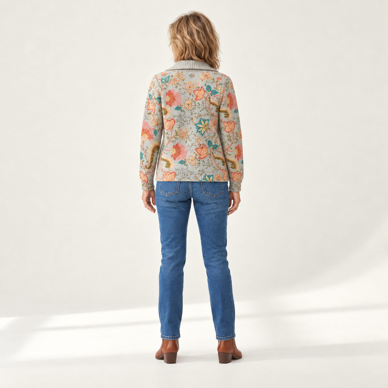Petra - Gebreid vest met bloemrijke tuinprint - achterkant