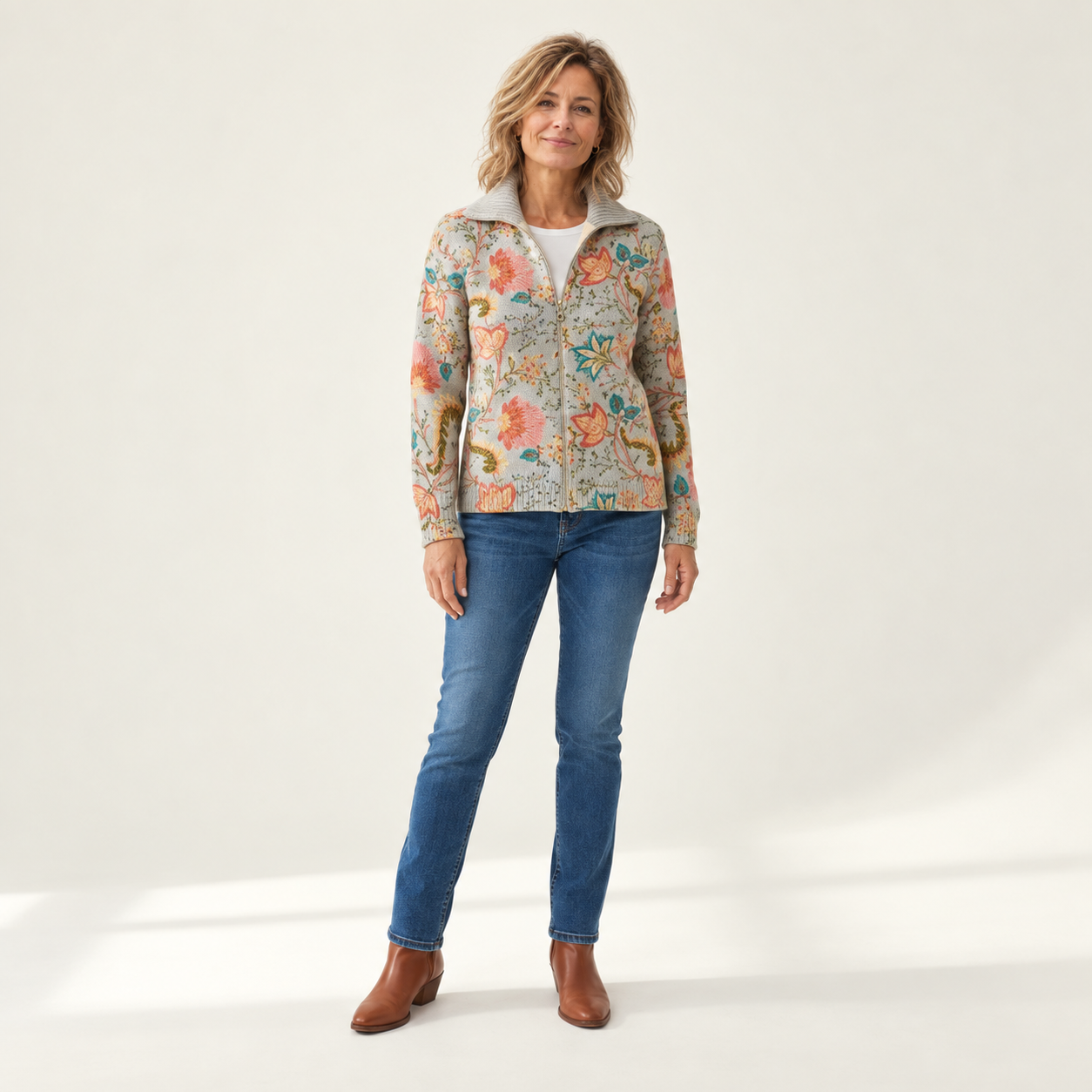 Petra - Gebreid vest met bloemrijke tuinprint - voorkant