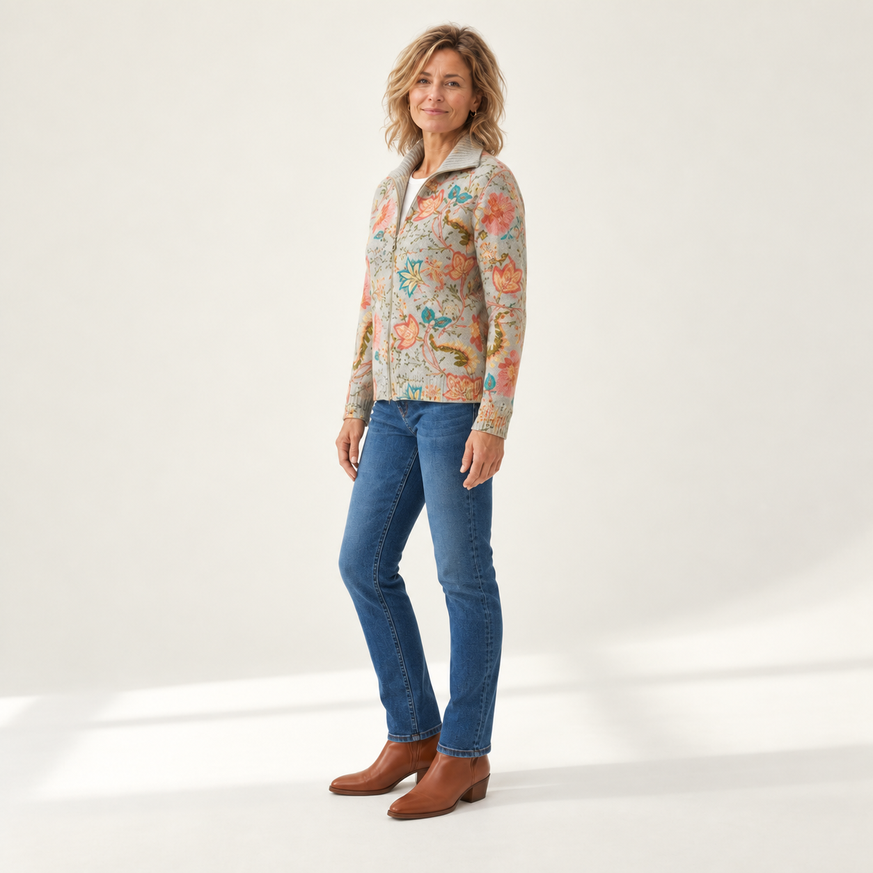 Petra - Gebreid vest met bloemrijke tuinprint - zijkant