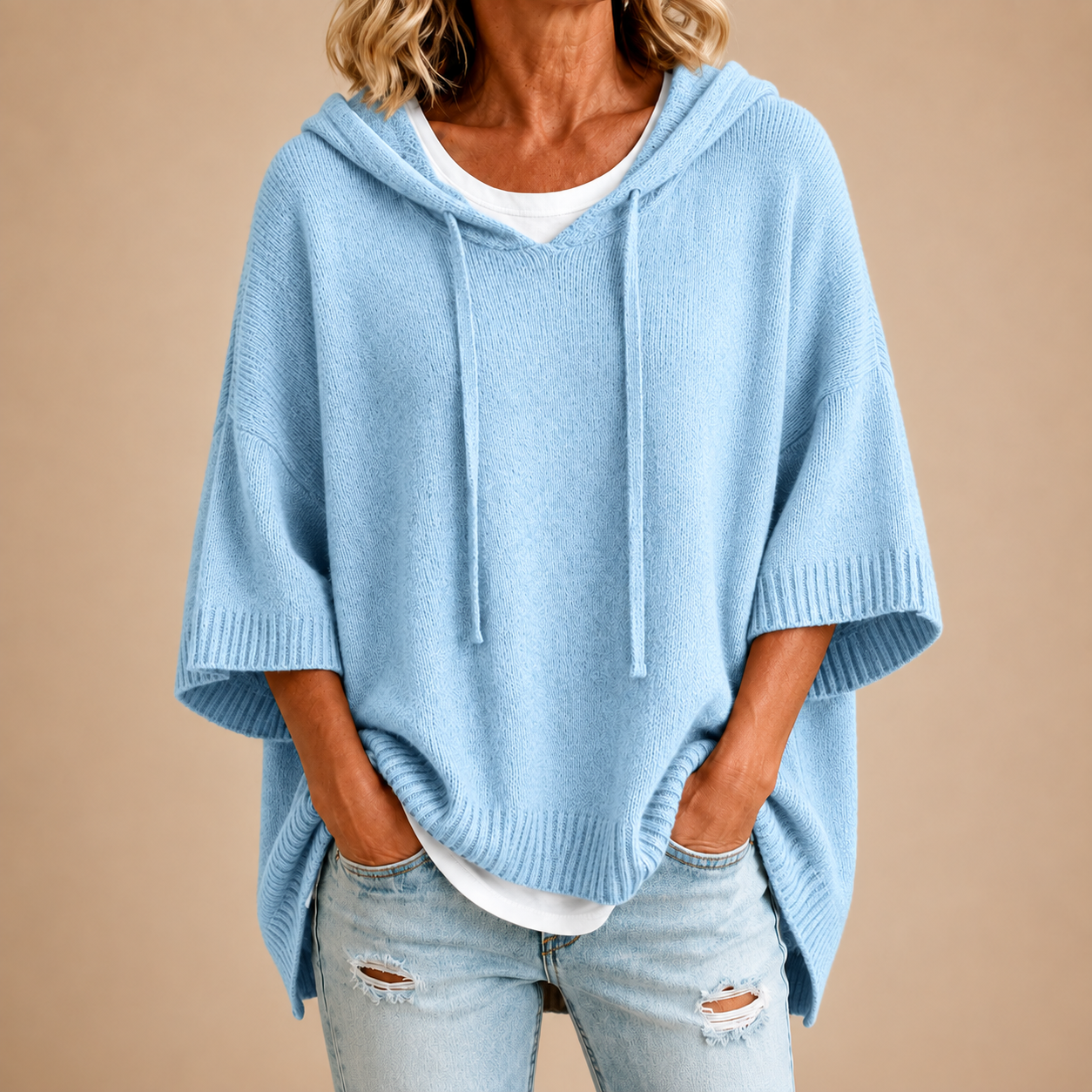 Gebreide poncho met capuchon in lichtblauw
