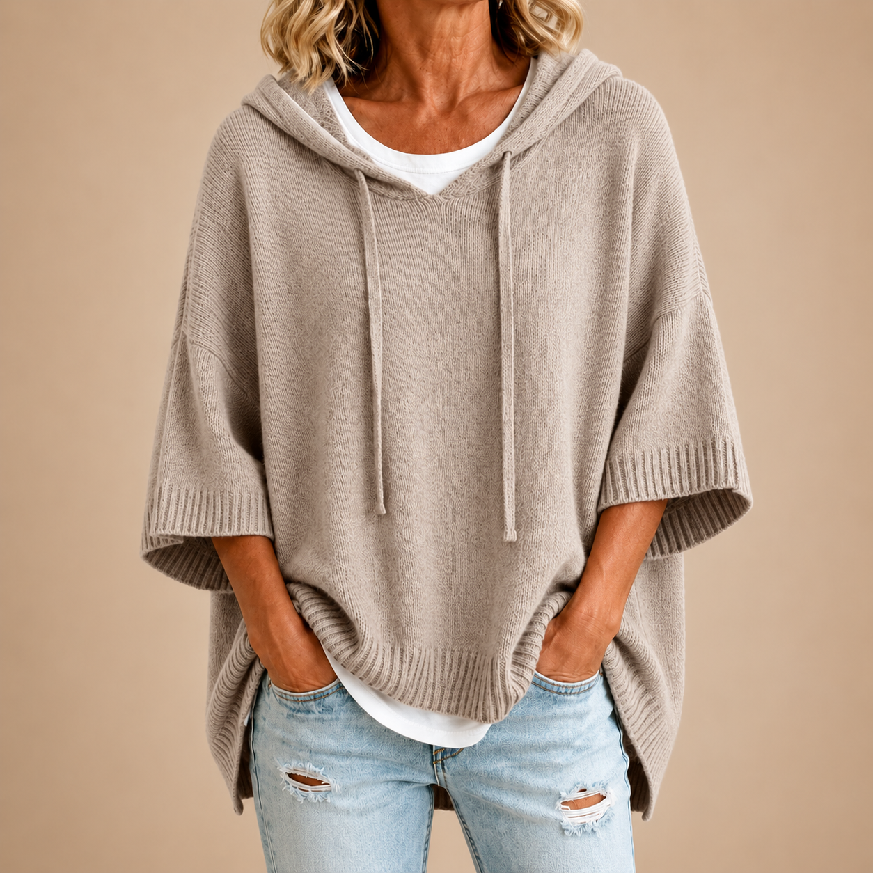 Gebreide poncho met capuchon in taupe