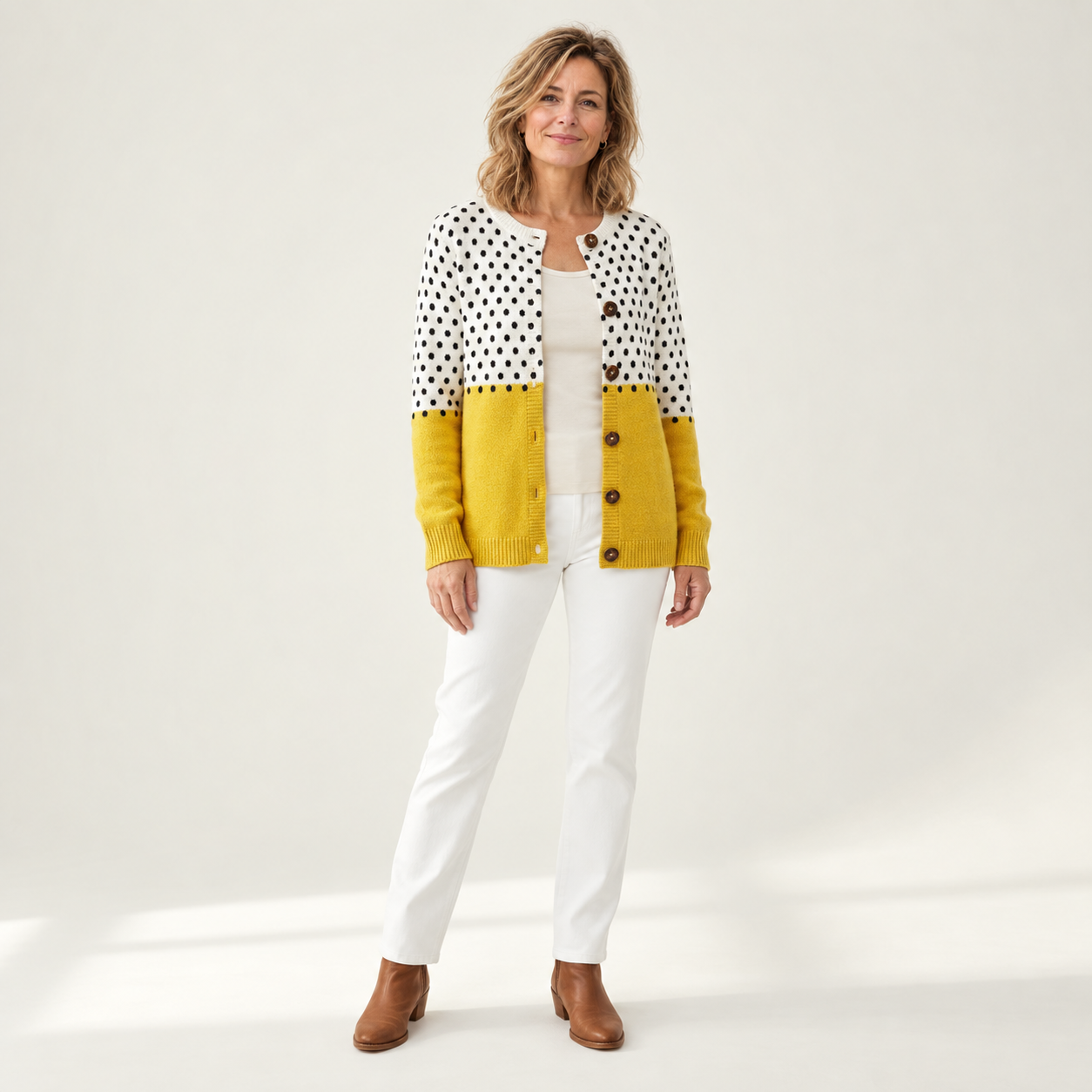 Sabrina - Crèmekleurig vest met bloemen - voorkant