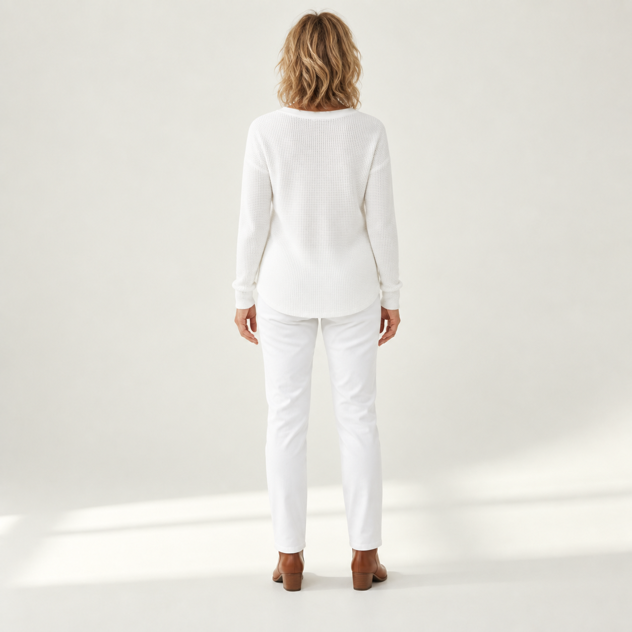 Willemien witte trui met model - achteraanzicht