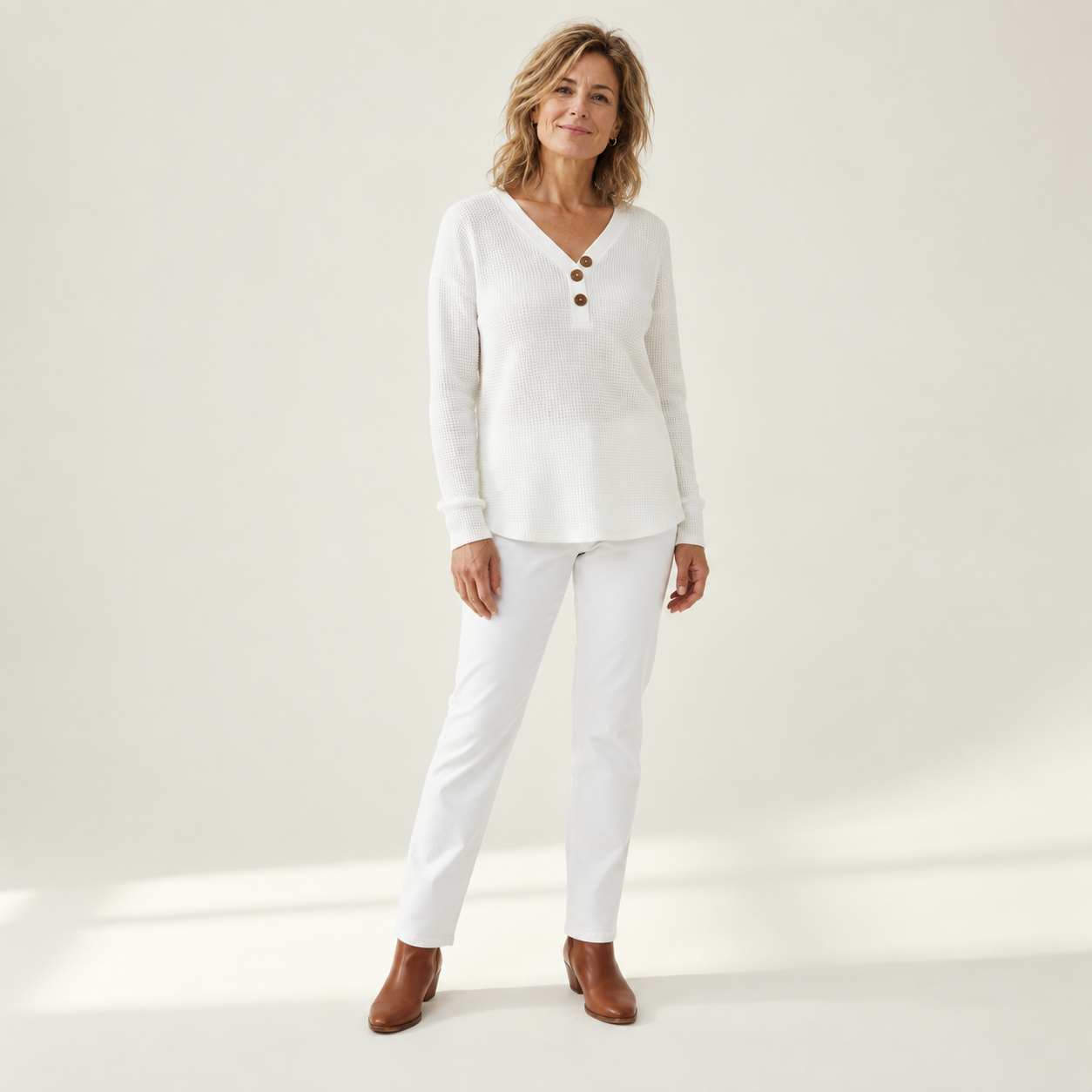 Willemien witte trui met model - vooraanzicht