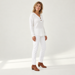 Willemien witte trui met model - zijaanzicht